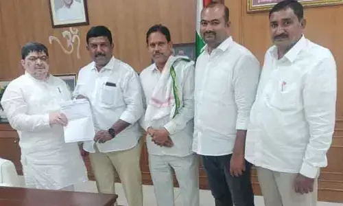 కరీంనగర్ కార్పొరేషన్‌లో సిటీ బస్సులు నడపాలని మంత్రి పొన్నం ప్రభాకర్‌కు వినతిపత్రం