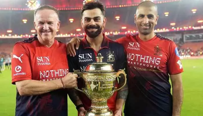 ఇంగ్లాండ్ బంపర్ ఆఫర్...రిజెక్ట్ చేసిన RCB హెడ్ కోచ్ ఇంగ్లాండ్ బంపర్ ఆఫర్...రిజెక్ట్ చేసిన RCB హెడ్ కోచ్