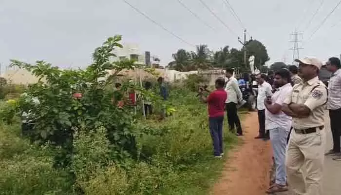 బహదూర్గూడలో టెన్షన్ టెన్షన్.. 650 ఎకరాల భూవివాదంపై రైతుల ఆందోళన బహదూర్గూడలో టెన్షన్ టెన్షన్.. 650 ఎకరాల భూవివాదంపై రైతుల ఆందోళన