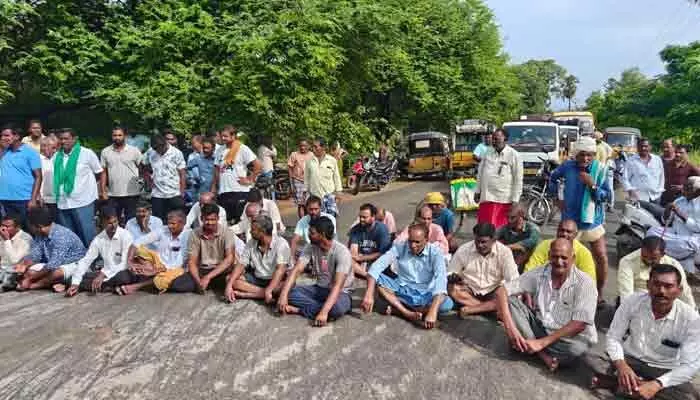 విద్యుత్ కోతలపై రైతుల ఆందోళన.. అయిలాపూర్లో రాస్తారోకో విద్యుత్ కోతలపై రైతుల ఆందోళన.. అయిలాపూర్లో రాస్తారోకో