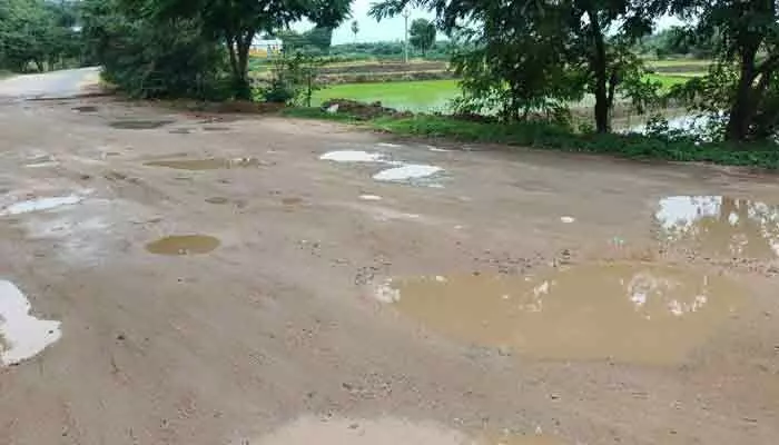 ప్రమాదకర గుంతలతో ప్రయాణికులకు ఇబ్బందులు ప్రమాదకర గుంతలతో ప్రయాణికులకు ఇబ్బందులు
