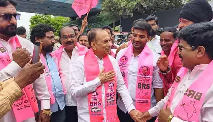నల్గొండ చౌరస్తాలో గులాబీ సందడి.. ‘యువ సంగ్రామ సభ’కు భారీ ర్యాలీగా తరలిన బీఆర్ఎస్ శ్రేణులు నల్గొండ చౌరస్తాలో గులాబీ సందడి.. ‘యువ సంగ్రామ సభ’కు భారీ ర్యాలీగా తరలిన బీఆర్ఎస్ శ్రేణులు