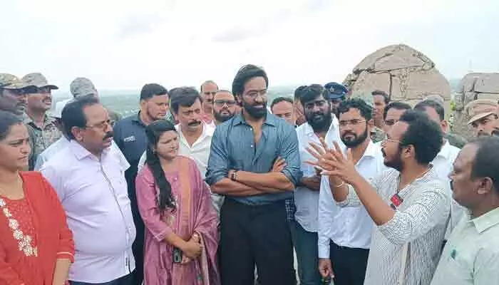 ఖిల్లా, చర్చ్ను సందర్శించిన హీరో మంచు విష్ణు ఖిల్లా, చర్చ్ను సందర్శించిన హీరో మంచు విష్ణు