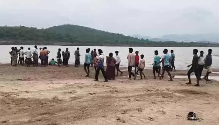 చేపల వేటకు వెళ్లి ఐదుగురు గల్లంతు.. ఇద్దరి మృతదేహాలు లభ్యం చేపల వేటకు వెళ్లి ఐదుగురు గల్లంతు.. ఇద్దరి మృతదేహాలు లభ్యం