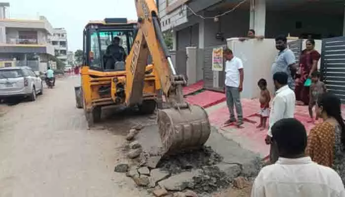 ప్రభుత్వ రోడ్లపై అక్రమ ర్యాంపుల తొలగింపు ప్రభుత్వ రోడ్లపై అక్రమ ర్యాంపుల తొలగింపు