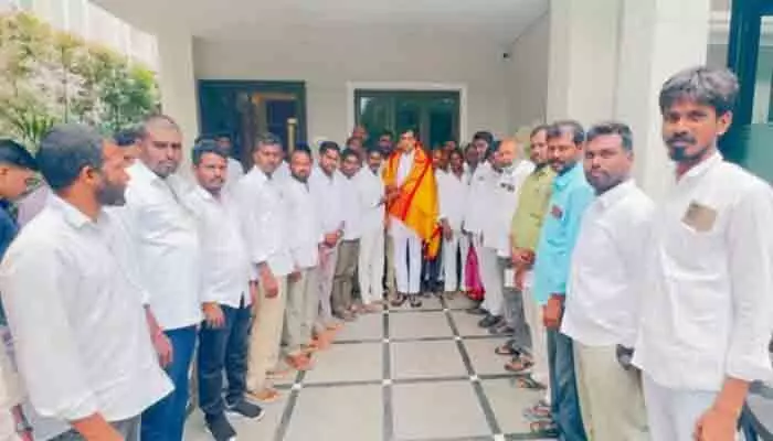 భువనగిరి ఎంపీ చామలను మర్యాదపూర్వకంగా కలిసిన మండల కాంగ్రెస్ నాయకులు భువనగిరి ఎంపీ చామలను మర్యాదపూర్వకంగా కలిసిన మండల కాంగ్రెస్ నాయకులు
