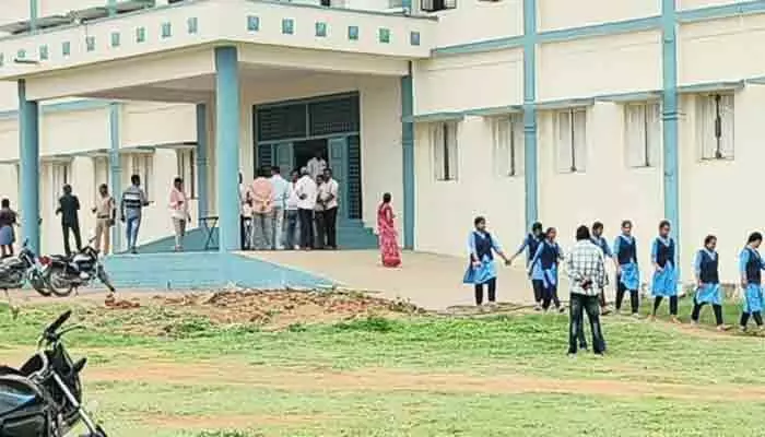 విద్యార్థినులపై లైంగిక వేధింపుల ఆరోపణలు విద్యార్థినులపై లైంగిక వేధింపుల ఆరోపణలు