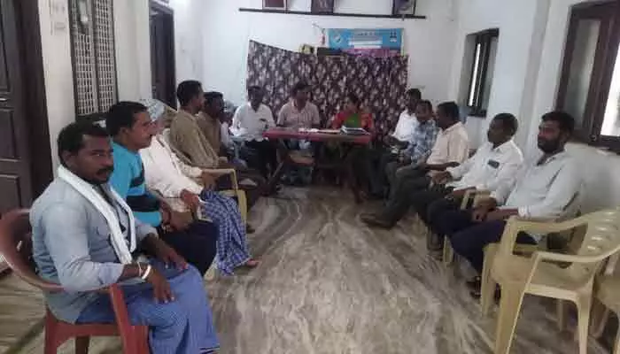 ఆరుతడి పంటలపై రైతులు దృష్టి సారించాలి: ఏఈఓ సంతోష్ ఆరుతడి పంటలపై రైతులు దృష్టి సారించాలి: ఏఈఓ సంతోష్