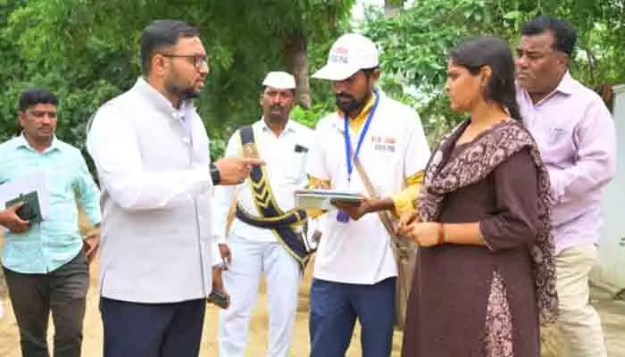 ప్రత్యేక ఓటరు జాబితా సవరణ ప్రక్రియను పరిశీలించిన కలెక్టర్ ప్రత్యేక ఓటరు జాబితా సవరణ ప్రక్రియను పరిశీలించిన కలెక్టర్