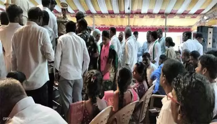 వేదికపైకి అనుమతి నిరాకరణ.. సర్పంచుల ఆగ్రహం వేదికపైకి అనుమతి నిరాకరణ.. సర్పంచుల ఆగ్రహం