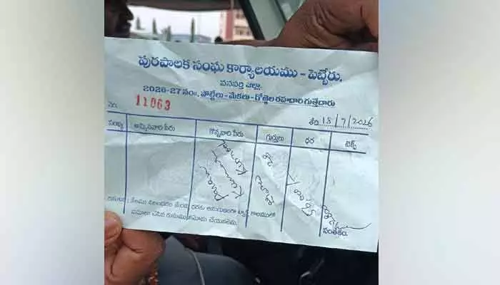 పెబ్బేరు సంతలో కాంట్రాక్టర్ల అక్రమ వసూళ్లు పెబ్బేరు సంతలో కాంట్రాక్టర్ల అక్రమ వసూళ్లు