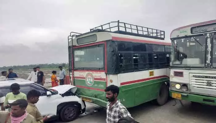 గోదావరి బ్రిడ్జిపై రెండు ఆర్టీసీ బస్సులు ఢీ గోదావరి బ్రిడ్జిపై రెండు ఆర్టీసీ బస్సులు ఢీ