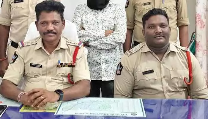 కాశీబుగ్గ సీఐ రామకృష్ణపై చర్యలు.. వీఆర్కు పంపుతూ ఉత్తర్వులు కాశీబుగ్గ సీఐ రామకృష్ణపై చర్యలు.. వీఆర్కు పంపుతూ ఉత్తర్వులు