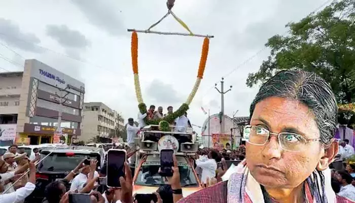 మీనాక్షి నటరాజన్ ఆదేశాలు గాలికి.. ఆగని ‘గజమాల’ల సందడి! మీనాక్షి నటరాజన్ ఆదేశాలు గాలికి.. ఆగని ‘గజమాల’ల సందడి!