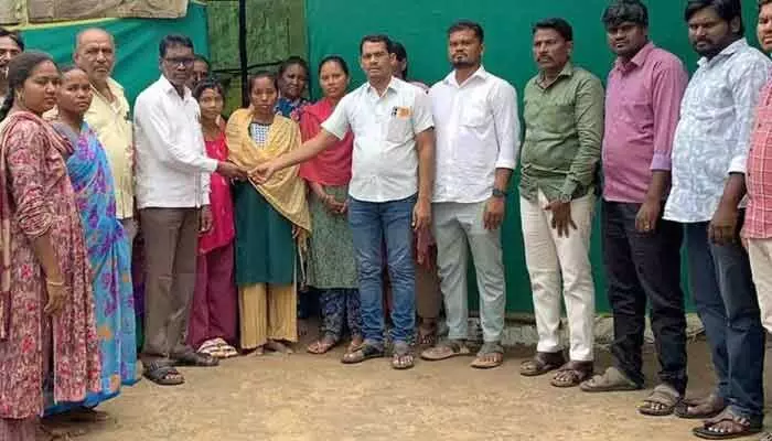 ఆపదలో అండగా ఉంటా : చెట్టిపెళ్లి వెంకటేశ్వర్లు ఆపదలో అండగా ఉంటా : చెట్టిపెళ్లి వెంకటేశ్వర్లు