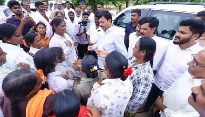 మార్గమధ్యలో మహిళా కూలీలతో ముచ్చటించిన మంత్రి పొంగులేటి మార్గమధ్యలో మహిళా కూలీలతో ముచ్చటించిన మంత్రి పొంగులేటి