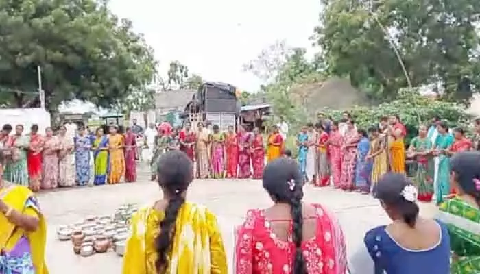 వర్షాలు కురవాలని భక్తి శ్రేద్దలతో మహిళల పూజలు.. వర్షాలు కురవాలని భక్తి శ్రేద్దలతో మహిళల పూజలు..
