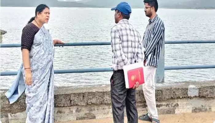 సాగునీరు అందించేలా చర్యలు తీసుకోండి : ఎమ్మెల్యే కోవ లక్ష్మి సాగునీరు అందించేలా చర్యలు తీసుకోండి : ఎమ్మెల్యే కోవ లక్ష్మి