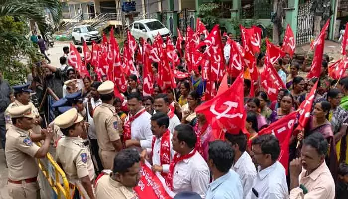 మంత్రి దామోదర్ ఇంటి ముట్టడికి యత్నం..అడ్డుకున్న పోలీసులు మంత్రి దామోదర్ ఇంటి ముట్టడికి యత్నం..అడ్డుకున్న పోలీసులు