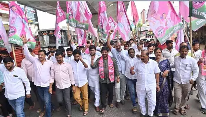 యువ సంగ్రామ సదస్సుకు.. 100 కార్లతో కదిలిన జక్క యువ సంగ్రామ సదస్సుకు.. 100 కార్లతో కదిలిన జక్క