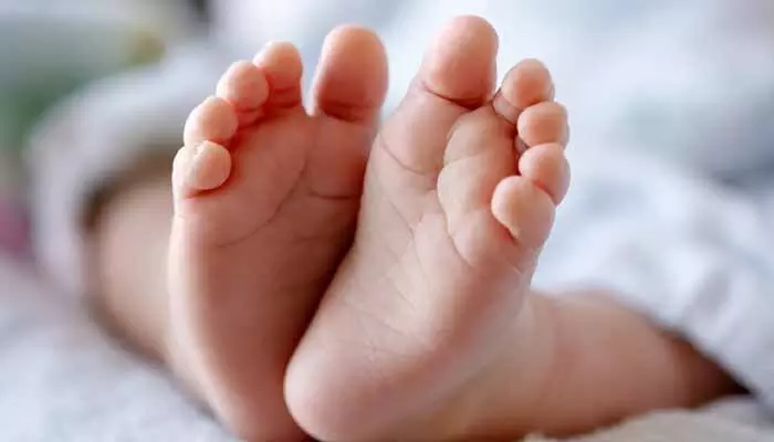 భార్యతో గొడవలు.. 18 రోజుల పసికందును నేలకేసి కొట్టి చంపిన తండ్రి భార్యతో గొడవలు.. 18 రోజుల పసికందును నేలకేసి కొట్టి చంపిన తండ్రి