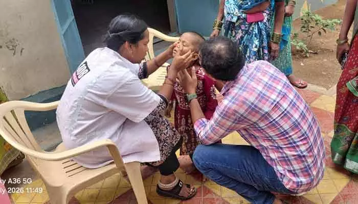 ముక్కులో చాక్పీస్.. చిన్నారిని కాపాడిన 108 సిబ్బంది ముక్కులో చాక్పీస్.. చిన్నారిని కాపాడిన 108 సిబ్బంది