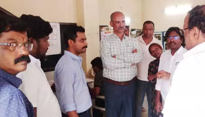 ఎస్ ఐ ఆర్-2026 కార్యక్రమాన్ని పరిశీలించిన జోనల్ కమిషనర్ ఎస్ ఐ ఆర్-2026 కార్యక్రమాన్ని పరిశీలించిన జోనల్ కమిషనర్