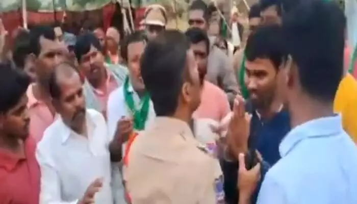 శంషాబాద్ బహదూర్గూడలో మరోసారి ఉద్రిక్తత.. పోలీసులపై కారం చల్లి దాడి చేసిన రైతులు శంషాబాద్ బహదూర్గూడలో మరోసారి ఉద్రిక్తత.. పోలీసులపై కారం చల్లి దాడి చేసిన రైతులు
