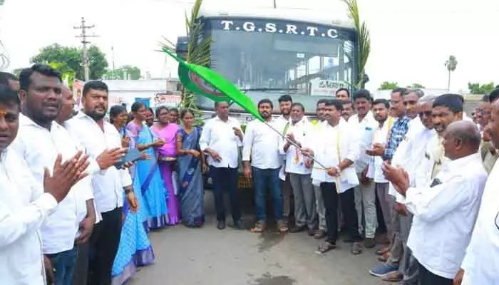 అనంతపల్లికి ఆర్టీసీ బస్సు సేవలు.. బస్సు నడిపి ప్రజల్లో ఉత్సాహం నింపిన ఎమ్మెల్యే మేడిపల్లి సత్యం అనంతపల్లికి ఆర్టీసీ బస్సు సేవలు.. బస్సు నడిపి ప్రజల్లో ఉత్సాహం నింపిన ఎమ్మెల్యే మేడిపల్లి సత్యం