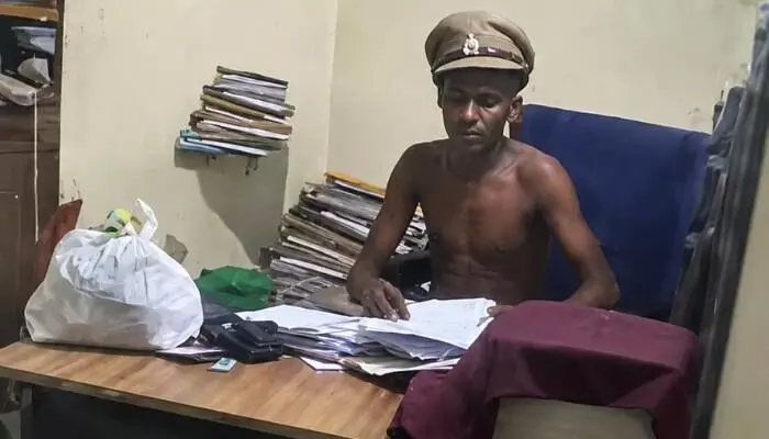 కిక్కురేగిన తాగుబోతు.. ఏకంగా ఎస్సై కుర్చీలోనే కూర్చుని హల్ చల్ కిక్కురేగిన తాగుబోతు.. ఏకంగా ఎస్సై కుర్చీలోనే కూర్చుని హల్ చల్