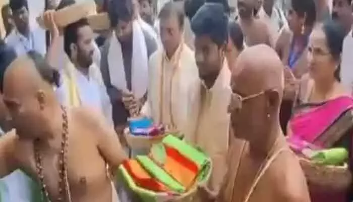 శ్రీవారి ఆలయం వద్ద ఉల్లంఘనలు.. కేసు నమోదు శ్రీవారి ఆలయం వద్ద ఉల్లంఘనలు.. కేసు నమోదు