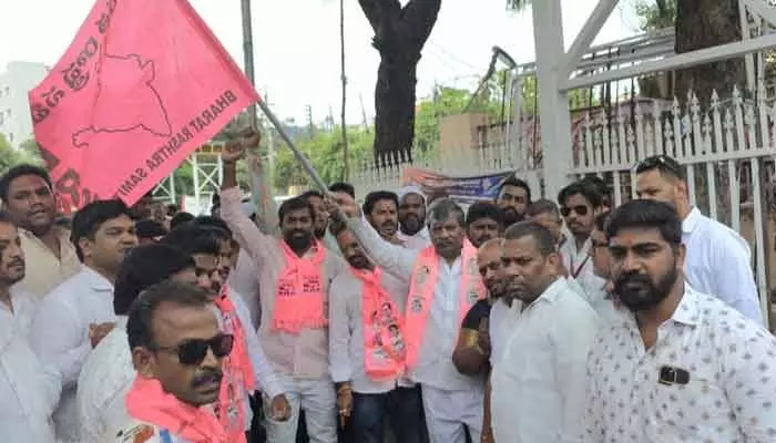 యువ సంగ్రామ సభకు సికింద్రాబాద్ నుంచి భారీగా తరలిన యువత.. యువ సంగ్రామ సభకు సికింద్రాబాద్ నుంచి భారీగా తరలిన యువత..