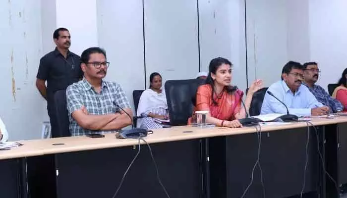 రైతులు ప్రత్యామ్నాయ పంటలు సాగు చేయాలి: కలెక్టర్ గరిమ అగ్రవాల్ రైతులు ప్రత్యామ్నాయ పంటలు సాగు చేయాలి: కలెక్టర్ గరిమ అగ్రవాల్