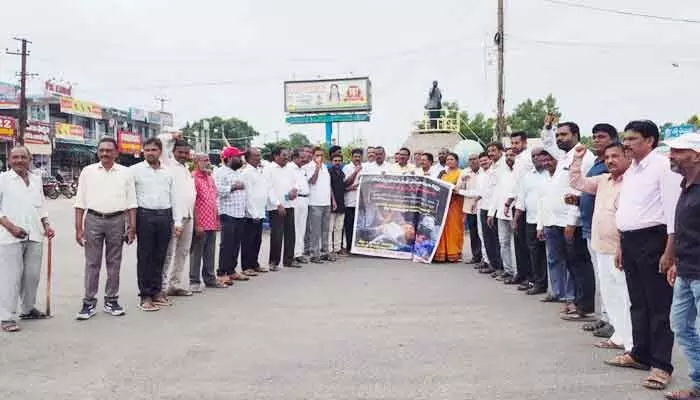 సోనమ్ వాంగ్చుక్ అరెస్ట్కు నిరసనగా హుజరాబాద్లో ప్రజాసంఘాల జేఏసీ ధర్నా సోనమ్ వాంగ్చుక్ అరెస్ట్కు నిరసనగా హుజరాబాద్లో ప్రజాసంఘాల జేఏసీ ధర్నా