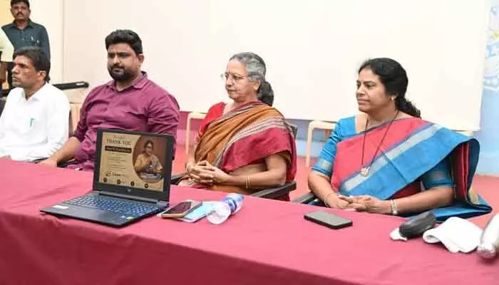 విద్యార్థులు తమ భవిష్యత్తును బంగారు మయంగా మలచుకోవాలి విద్యార్థులు తమ భవిష్యత్తును బంగారు మయంగా మలచుకోవాలి