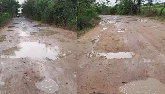 చెరువులను తలపిస్తున్న గుంతలు చెరువులను తలపిస్తున్న గుంతలు