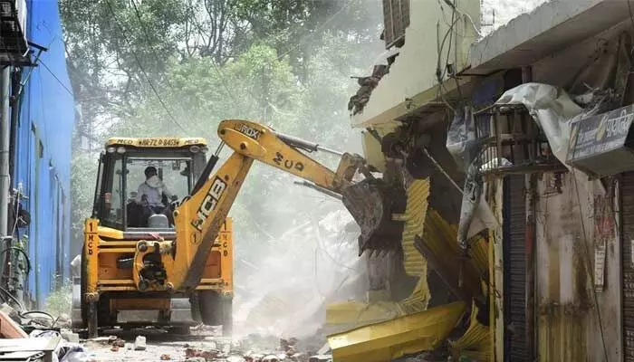 బుల్డోజర్ చర్యలు.. రాజ్యాంగానికి సవాల్! బుల్డోజర్ చర్యలు.. రాజ్యాంగానికి సవాల్!