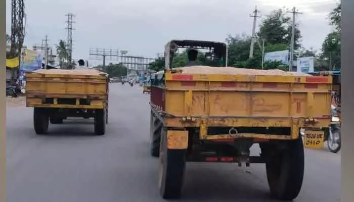 కలెక్టర్ కార్యాలయం ముందు నుంచే ఇసుక ట్రాక్టర్లు రయ్ రయ్.. కలెక్టర్ కార్యాలయం ముందు నుంచే ఇసుక ట్రాక్టర్లు రయ్ రయ్..