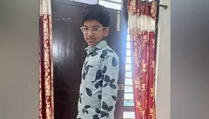 టిప్పర్ లారీ ఢీకొని పాఠశాల విద్యార్థి దుర్మరణం టిప్పర్ లారీ ఢీకొని పాఠశాల విద్యార్థి దుర్మరణం