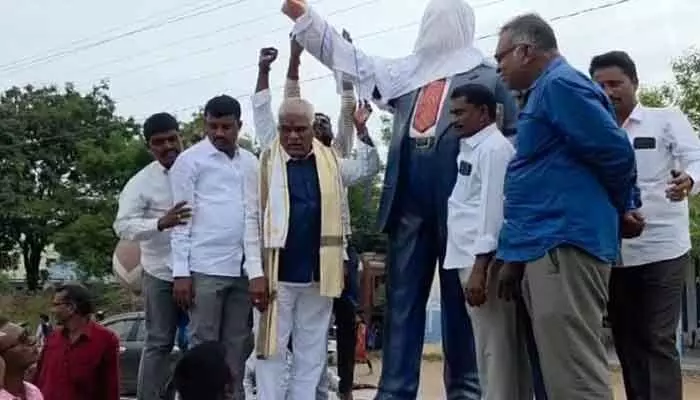 మహనీయుల విగ్రహాలకు ముసుగులు వేస్తే జైలుకే: ఎస్సీ, ఎస్టీ కమిషన్ చైర్మన్ మహనీయుల విగ్రహాలకు ముసుగులు వేస్తే జైలుకే: ఎస్సీ, ఎస్టీ కమిషన్ చైర్మన్