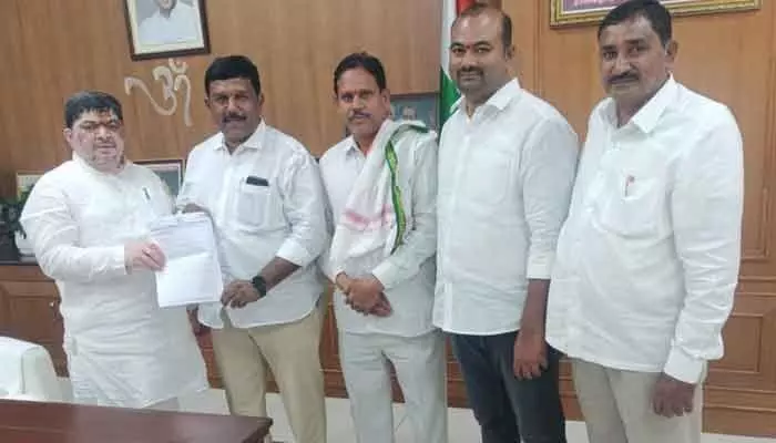 కరీంనగర్ కార్పొరేషన్లో సిటీ బస్సులు నడపాలని మంత్రి పొన్నం ప్రభాకర్కు వినతిపత్రం కరీంనగర్ కార్పొరేషన్లో సిటీ బస్సులు నడపాలని మంత్రి పొన్నం ప్రభాకర్కు వినతిపత్రం