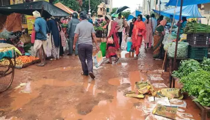 బురద మయమైన శనివారం అంగడి బురద మయమైన శనివారం అంగడి