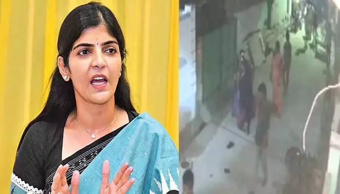 మహిళను వివస్త్రను చేసిన ఘటన.. సోషల్ మీడియా యూజర్లకు మహిళా కమిషన్ హెచ్చరిక మహిళను వివస్త్రను చేసిన ఘటన.. సోషల్ మీడియా యూజర్లకు మహిళా కమిషన్ హెచ్చరిక