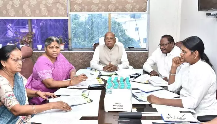 బీసీ కమిషన్ భేటీలో కీలక నిర్ణయాలు బీసీ కమిషన్ భేటీలో కీలక నిర్ణయాలు