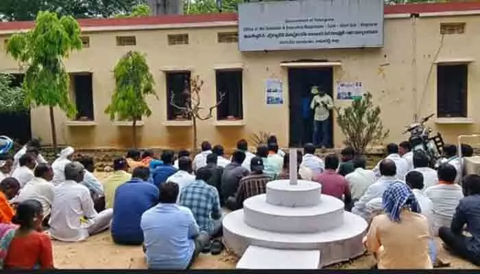 అక్రమ పట్టాలను రద్దు చేయాలని తహసీల్దార్ కార్యాలయం ఎదుట గ్రామస్తుల ధర్నా అక్రమ పట్టాలను రద్దు చేయాలని తహసీల్దార్ కార్యాలయం ఎదుట గ్రామస్తుల ధర్నా