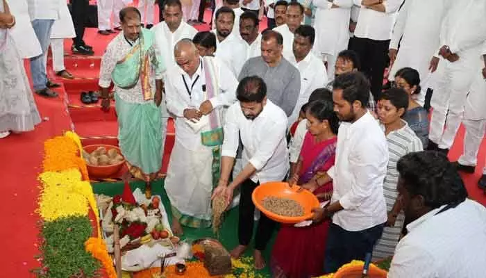 అందె శ్రీ పాటలు తూటాలై.. గడిలను బద్దలు కొట్టాయి : రేవంత్ రెడ్డి అందె శ్రీ పాటలు తూటాలై.. గడిలను బద్దలు కొట్టాయి : రేవంత్ రెడ్డి
