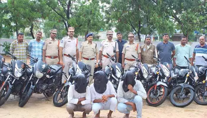 నాగర్కర్నూల్ జిల్లాలో బైక్ చోరీల ముఠా అరెస్ట్ నాగర్కర్నూల్ జిల్లాలో బైక్ చోరీల ముఠా అరెస్ట్