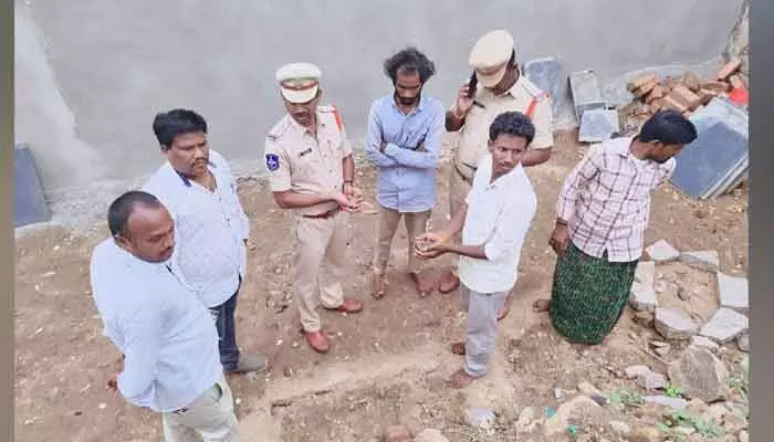 గట్టు: గుప్తనిధుల్లో మిగిలిన నాణేలు స్వాధీనం గట్టు: గుప్తనిధుల్లో మిగిలిన నాణేలు స్వాధీనం