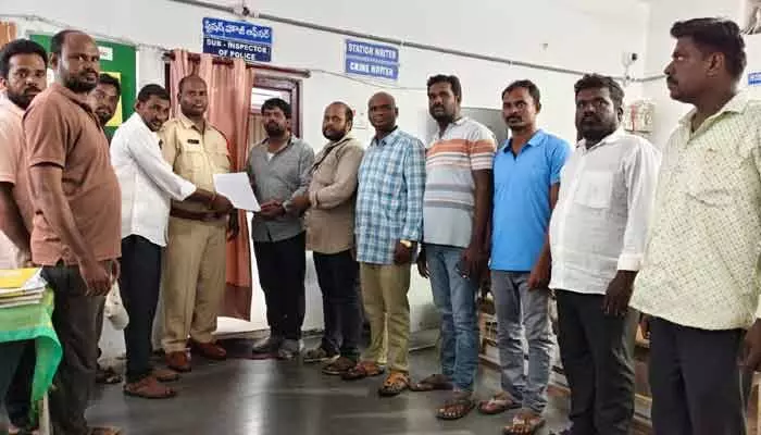 విలేకరి పై అక్రమ ఇసుక మాఫియా దాడి.. విలేకరి పై అక్రమ ఇసుక మాఫియా దాడి..
