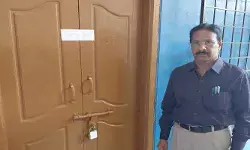 జూనియర్ కాలేజీ పై నోడల్ ఆఫీసర్ ఆకస్మిక దాడి.. పుస్తకాల గది సీజ్ జూనియర్ కాలేజీ పై నోడల్ ఆఫీసర్ ఆకస్మిక దాడి.. పుస్తకాల గది సీజ్